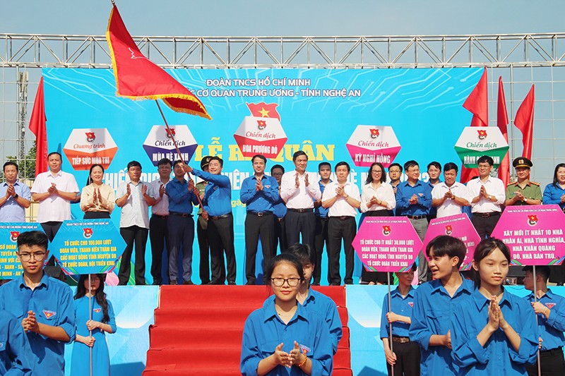 Lãnh đạo Trung ương Đoàn, Lãnh đạo tỉnh Nghệ An chứng kiến Lễ trao cờ lệnh phát động Chiến dịch Thanh niên tình nguyện Hè năm 2023