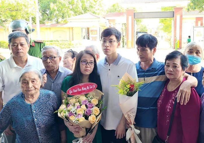 Bà Lê Thị Dung trong vòng tay người thân sau khi chấp hành xong hình phạt tù (ảnh QĐ)