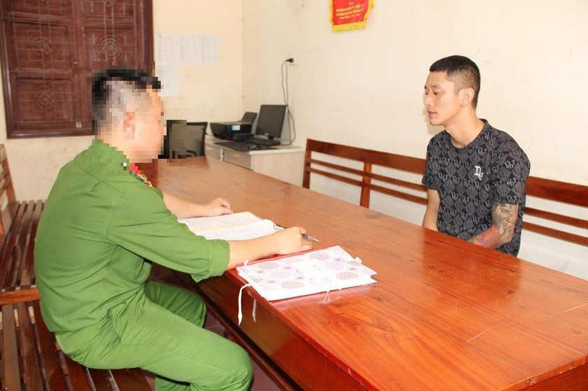 Cơ quan công an làm việc với Trần Quốc Việt (ảnh CANA)