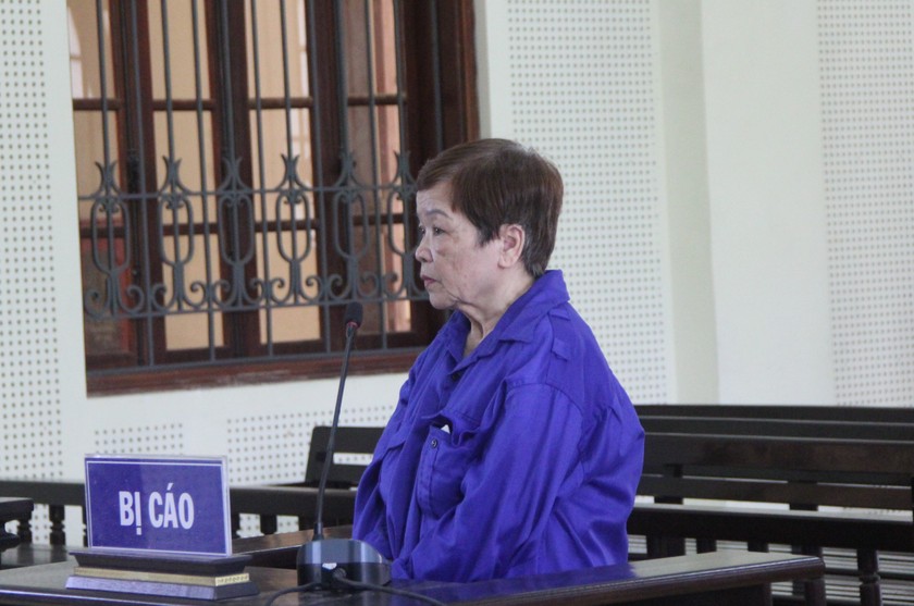 Bị bắt vì đánh “phỏm”, cụ bà 76 tuổi lộ hành vi vận chuyển ma túy
