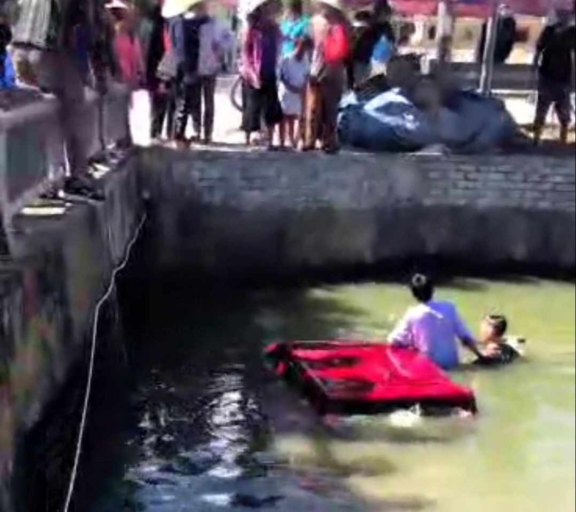 Ô tô bị rơi xuống kênh, người dân kịp thời đập cửa, cứu tài xe (ảnh Luyến Hồ)