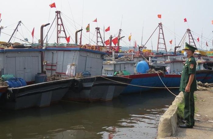 Lực lượng biên phòng Nghệ An kiểm tra các tàu thuyền neo đậu tại cảng Cửa Lò.