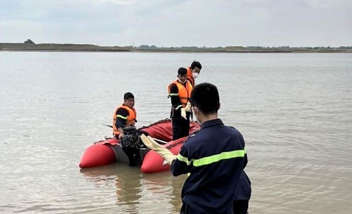 Cảnh sát PCCC&CNCH vớt thi thể nạn nhân trên sông Lam. (Ảnh: Cảnh sát PCCC)