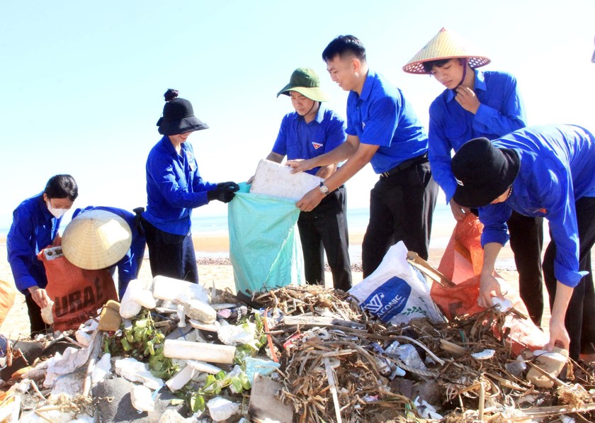 Đoàn viên thanh niên Nghệ An ra quân dọn vệ sinh môi trường biển.