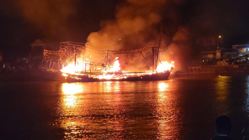 Vụ cháy khiến nhiều tàu cá của ngư dân bị thiêu rụi