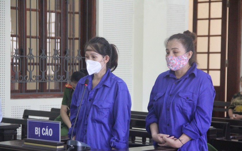Bị cáo Lương Thị Tình (phải) và Lộc tại phiên tòa