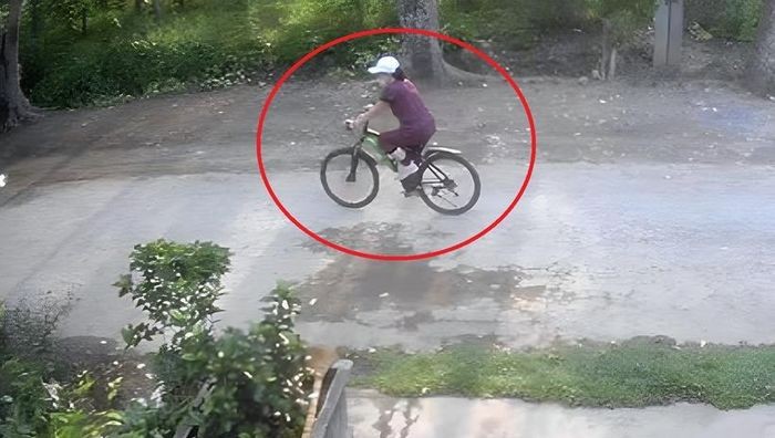 Camera của người dân ghi lại cảnh bà L. đi xe đạp vào chiều qua. (Ảnh: NDCC)