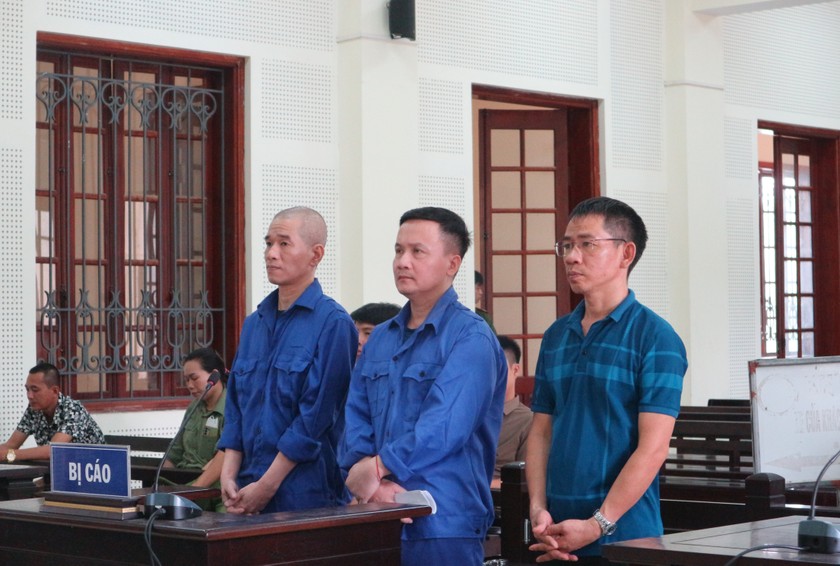 Bị cáo Hải (bên trái) và hai đồng phạm tại tòa