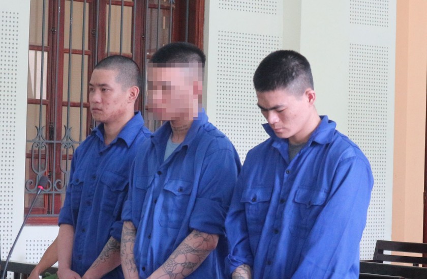 Bị cáo Phạm Văn Hoàng (trái) và hai bị cáo tại tòa