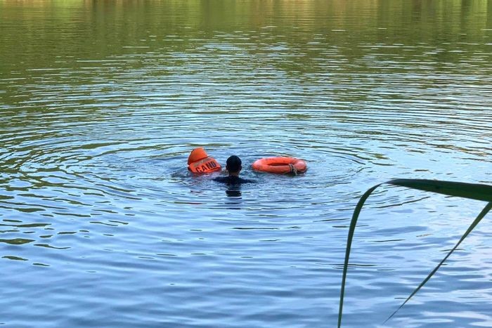 Lực lượng chức năng tìm kiếm thi thể hai học sinh đuối nước