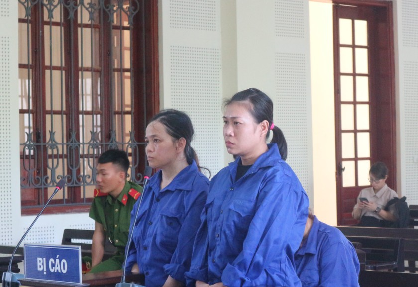 Bị cáo Hà Thị Thanh (trái) và bị cáo Trang tại phiên tòa