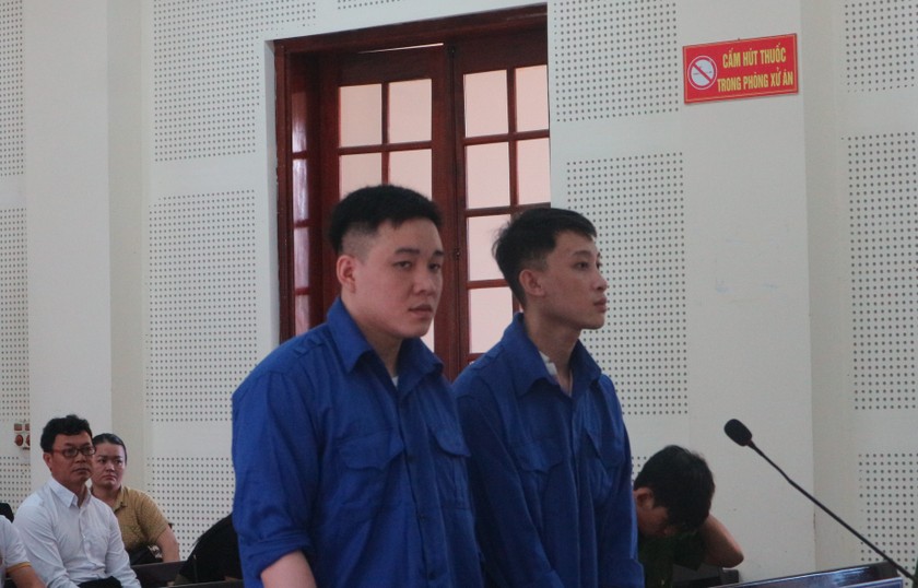 Bị cáo Maichanh Lobouaphone (phải) và đồng phạm tại tòa