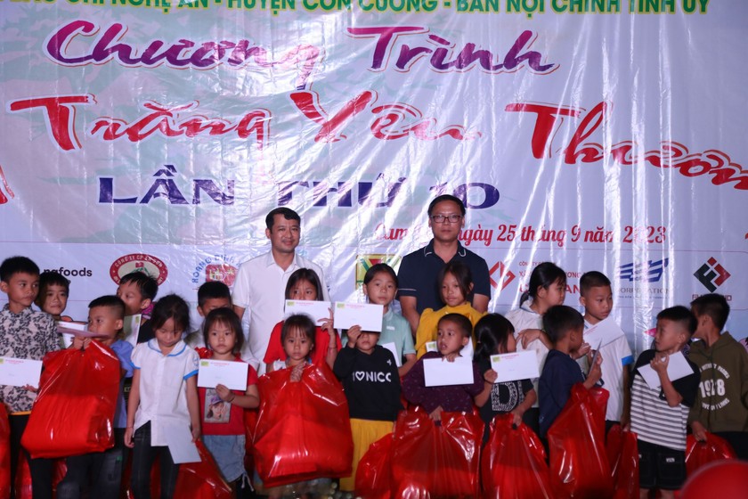 Đại diện Câu lạc bộ Liên quân Báo chí Nghệ An và các nhà tài trợ trao quà cho trẻ em khó khăn