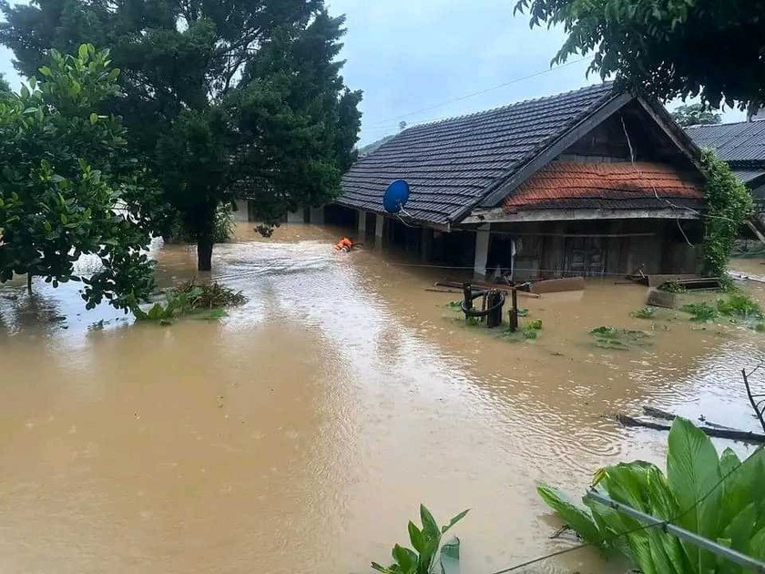 Mưa lớn gây ngập nhiều nhà dân ở huyện miền núi Nghệ An
