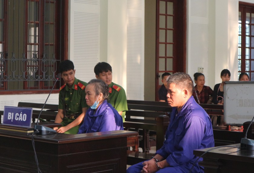 Hai bị cáo Vy Thị Hoa và Mạnh tại phiên tòa
