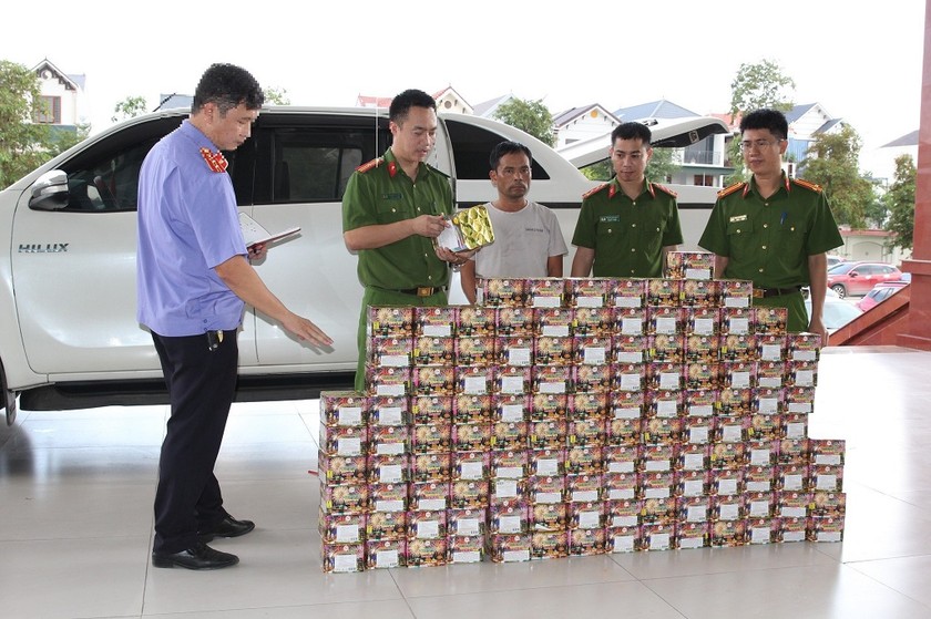 Số pháo lực lượng chức năng thu được trên xe Phan Văn Thơ (ảnh CANA)