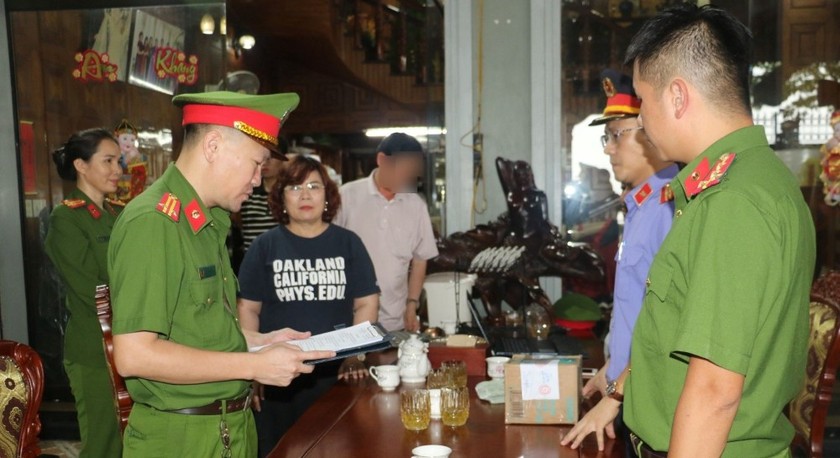 Cơ quan CSĐT Công an tỉnh Nghệ An thi hành lệnh bắt bị can để tạm giam đối với Nguyễn Thị Hoan (ảnh CANA)