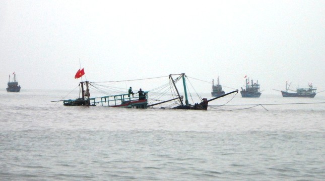 Tàu cá Nghệ An va đá ngầm, 10 người thoát chết