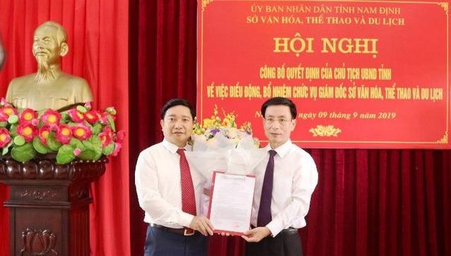 Ông Nguyễn Tiến Dũng (bên trái) khi nhận Quyết định bổ nhiệm Giám đốc Sở Văn hóa, thể thao và Du lịch tỉnh.