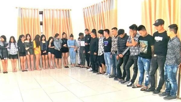 Bắt 68 thanh niên nam nữ đang sử dụng ma túy trong quán Karaoke