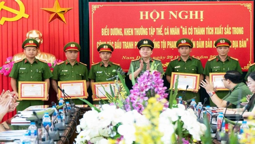 Giám đốc Công an tỉnh Nam Định khen thưởng các tập thể, cá nhân
