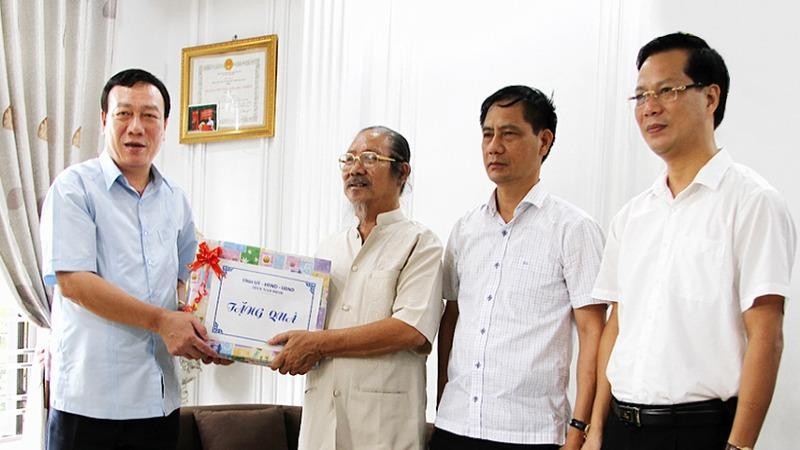 Lãnh đạo Nam Định thăm, tặng quà những gia đình chính sách nhân ngày Thương binh - Liệt sĩ 