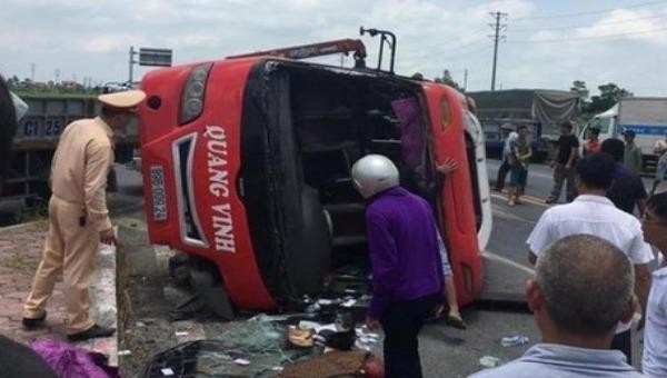 Hưng Yên: Container đâm xe khách lật ngửa, 2 người phụ nữ tử vong