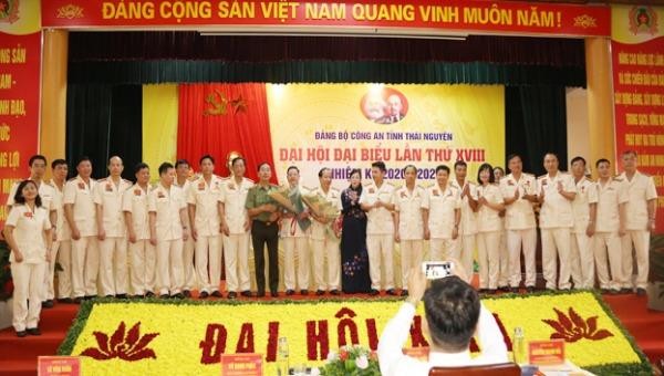 Lãnh đạo Bộ Công an và tỉnh Thái Nguyên chúc mừng Ban Chấp hành Đảng bộ Công an tỉnh nhiệm kỳ 2020 - 2025.