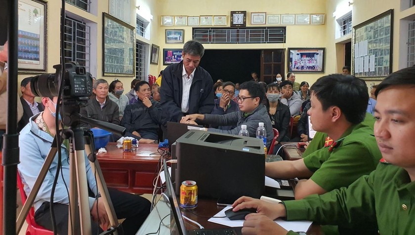 Cán bộ chiến sỹ Công an Nam Định thực hiện việc cấp CCCD cho người dân.