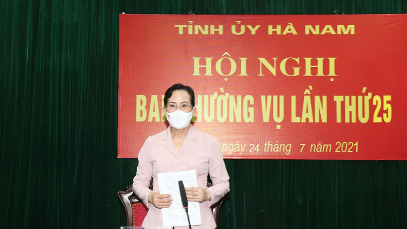 Bí thư Tỉnh ủy Hà Nam Lê Thị Thủy phát biểu tại cuộc họp.