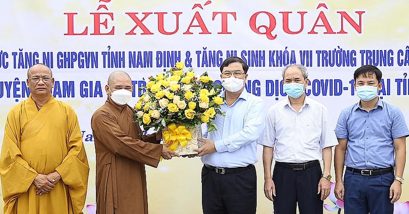 Ông Phạm Gia Túc, Ủy viên BCH Trung ương Đảng, Bí thư Tỉnh ủy tặng hoa và quà đoàn tăng, ni tình nguyện tham gia hỗ trợ phòng, chống dịch COVID-19 tại tỉnh Long An.