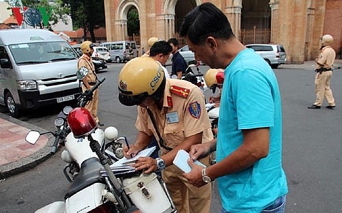 Trông người để ngẫm đến mình (Bài 2): Xử phạt giao thông, sao chỉ Việt Nam thu bằng lái?