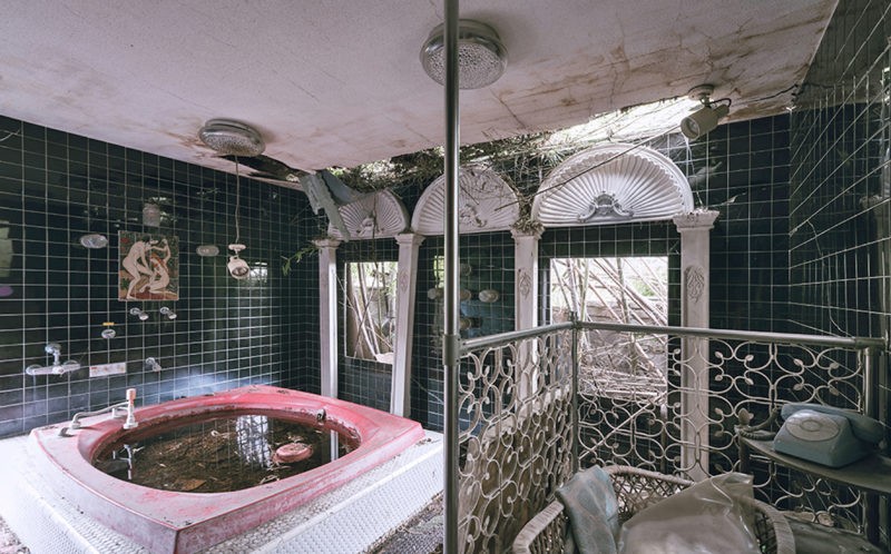 Khách sạn tình yêu bị bỏ hoang gần 20 năm vì lời đồn 