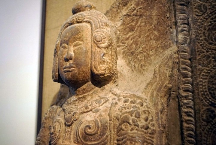 Tượng Kim Cương thân mặc kim giáp, đầu đội kim khôi ở Chùa Đọi