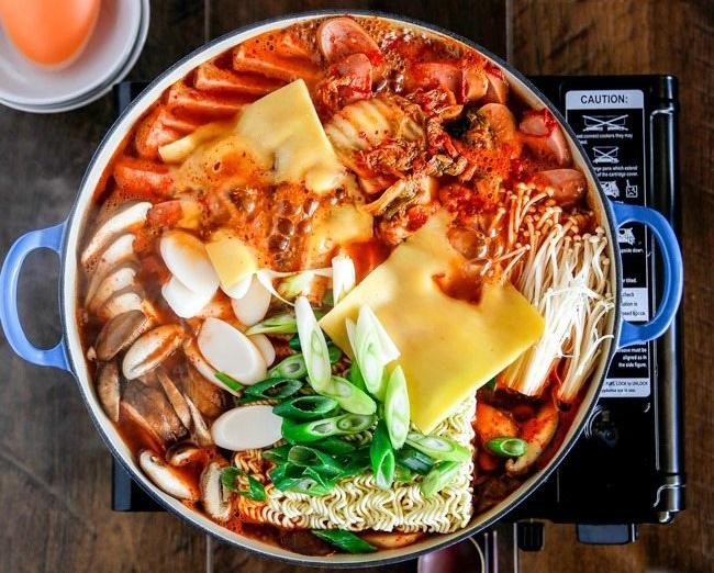 “Lẩu quân đội” Budae Jjigage- Từ món ăn cứu đói trở thành linh hồn của ẩm thực Hàn Quốc