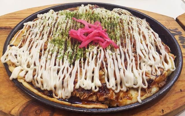 Món bánh xèo Okonomiyaki độc đáo của Nhật Bản