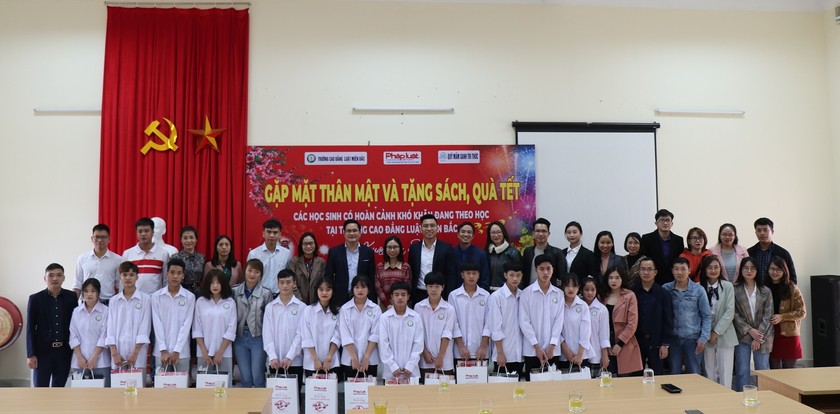 Chi đoàn Báo Pháp luật Việt Nam tặng sách, quà Tết cho các em học sinh có hoàn cảnh khó khăn