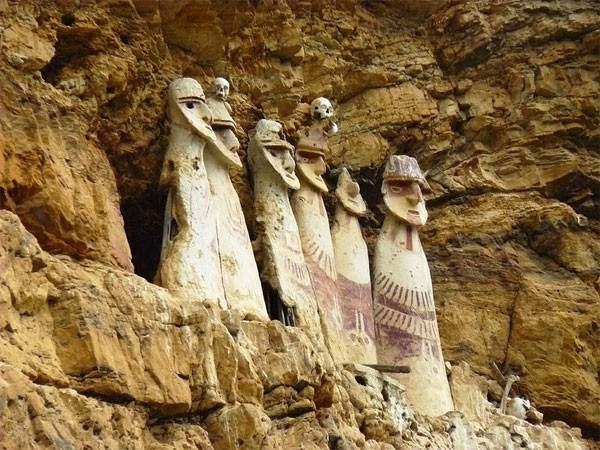 Bí ẩn những cỗ quan tài kỳ dị 600 năm tuổi trên vách đá ở Peru