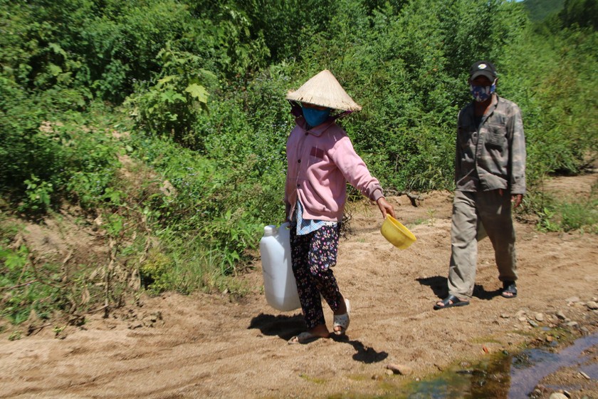 Bình Định: Giếng khô cạn, hàng ngàn người dân “khát” nước