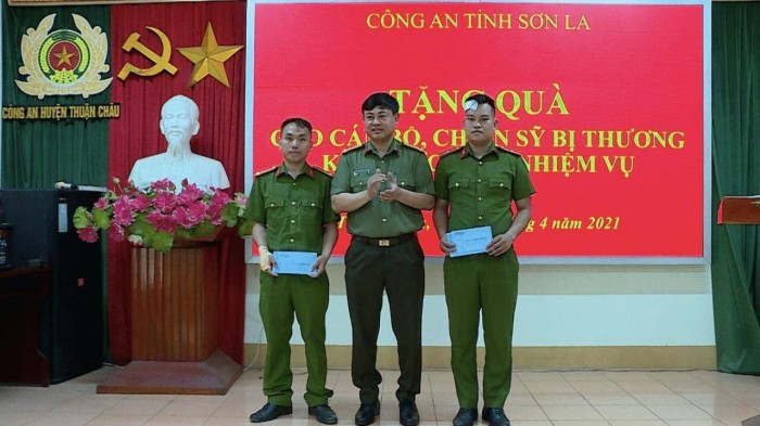 Đoàn công tác của Công an tỉnh Sơn La thăm hỏi 2 cán bộ công an bị thương.