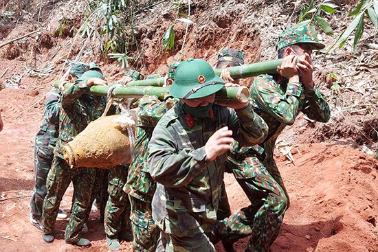 Lực lượng Bộ Chỉ huy quân sự tỉnh Sơn La di chuyển quả bom ra khỏi khu dân cư để hủy nổ.