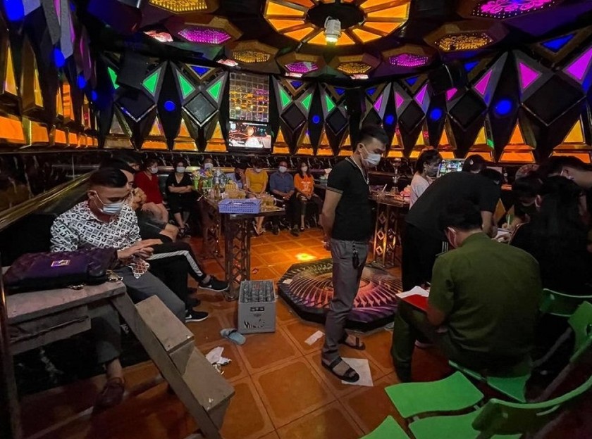 Xử phạt 2 quán karaoke cho 17 khách hát giữa mùa dịch tại Sơn La.