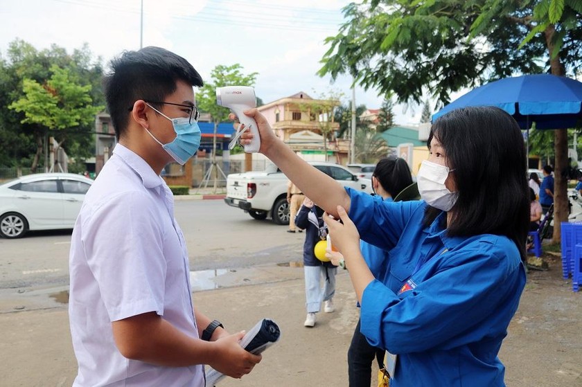 Nhiều thí sinh và phụ huynh ở Sơn La đội mưa tới điểm thi THPT.