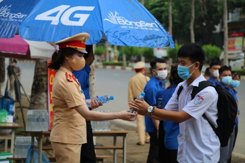 Hình ảnh cảnh sát giao thông Sơn La phát nước miễn phí cho thí sinh