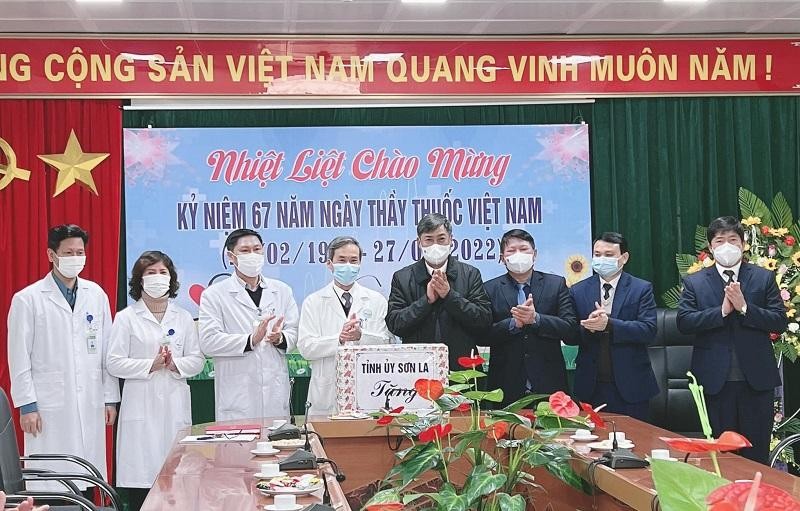 Lãnh đạo tỉnh Sơn La đến thăm cán bộ, y bác sỹ, nhân viên y tế Bệnh viện Đa khoa tỉnh Sơn La nhân ngày Thầy thuốc Việt Nam.