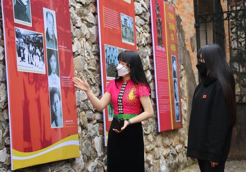 Triển lãm ảnh kỷ niệm 110 năm ngày sinh đồng chí Tô Hiệu, tại Di tích Quốc gia đặc biệt Nhà tù Sơn La.