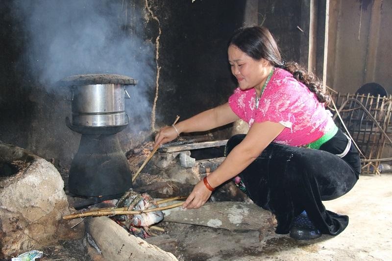 Ẩm thực “Pa pỉnh tộp” (cá nướng) của người Thái Tây Bắc.
