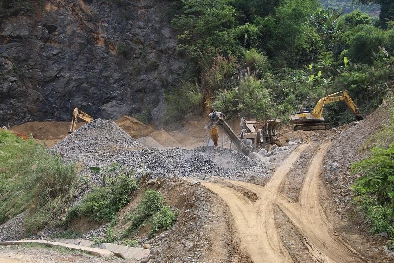 Hoạt động khai thác đá trái phép tại huyện Quỳnh Nhai.