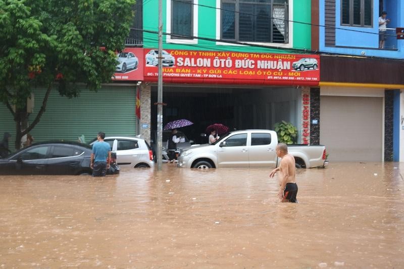 Mưa lớn nhiều tuyến đường tại thành phố Sơn La bị ngập sâu trong nước.