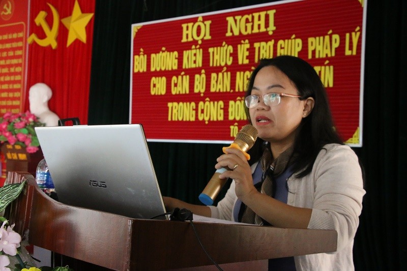 Báo cáo viên Trần Tuyết Minh phổ biến pháp luật về TGPL cho các đại hiểu.